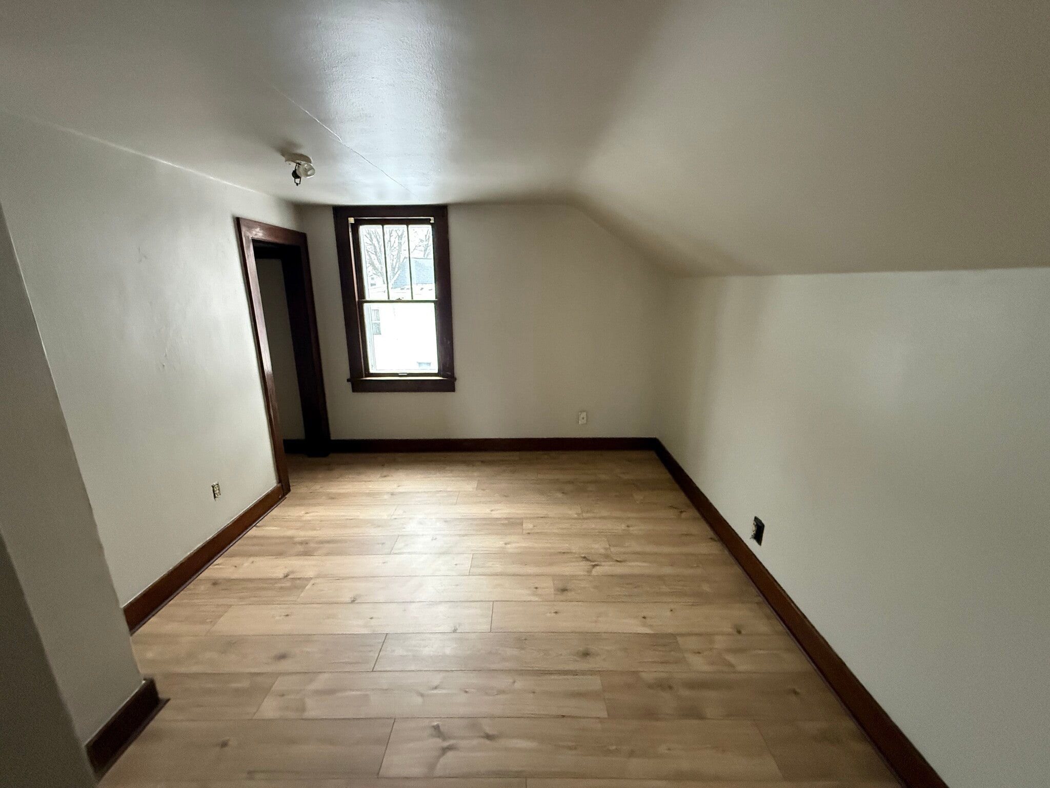 Building Photo - 818 N Van Buren St