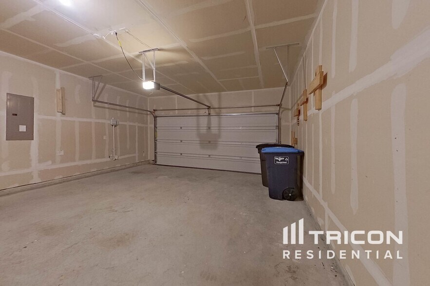 Building Photo - 2513 Starwater Dr