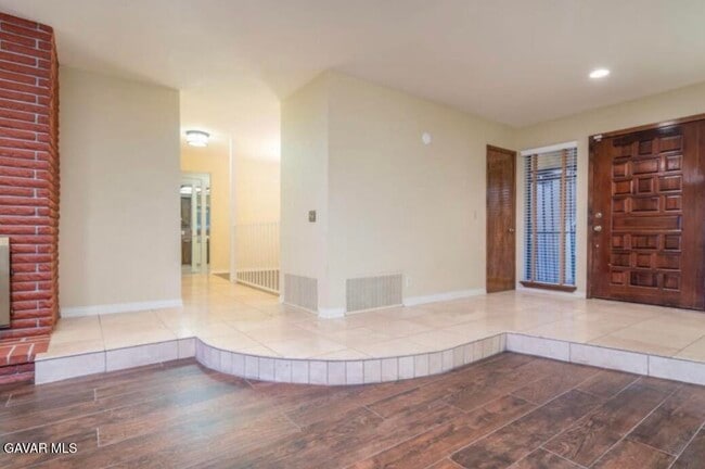 Building Photo - 1055 Lakeview Dr