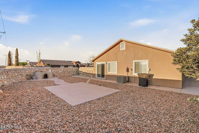 Building Photo - 732 Desert Sage Dr