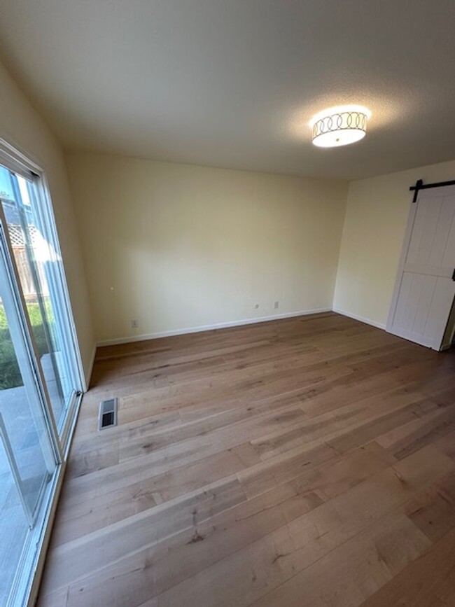Building Photo - Stunning 4-Bedroom Home with Designer Fini...