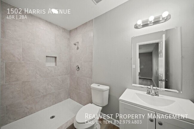 Building Photo - Freshly Remodeled 4-Bedroom, 2-Bathroom Ho...