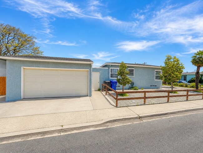 Building Photo - LARGE 4 Bedroom Home on Mesita! (Enclosed Back Yard!!)
