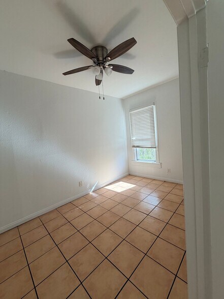 Building Photo - 869 Lincoln Ave