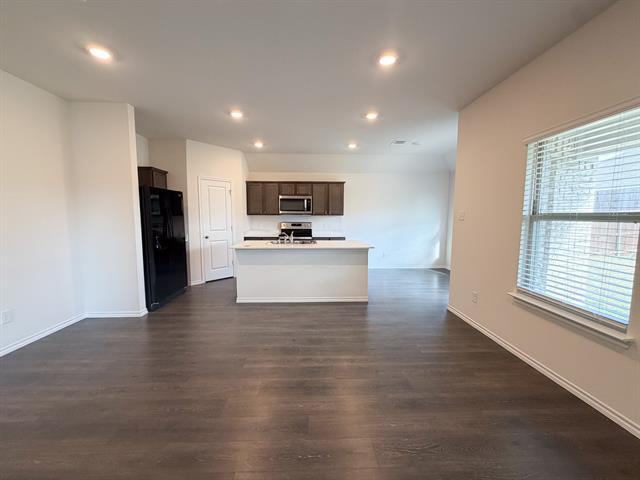 Building Photo - 264 Thoroughbred St