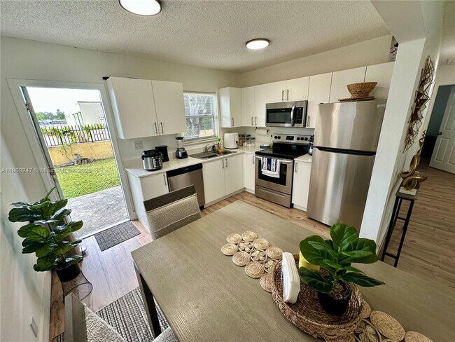 Building Photo - 6040 SW 35th St