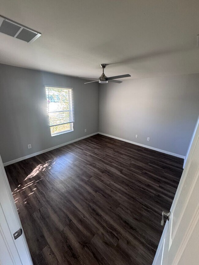 Building Photo - 343 Harold Ave S