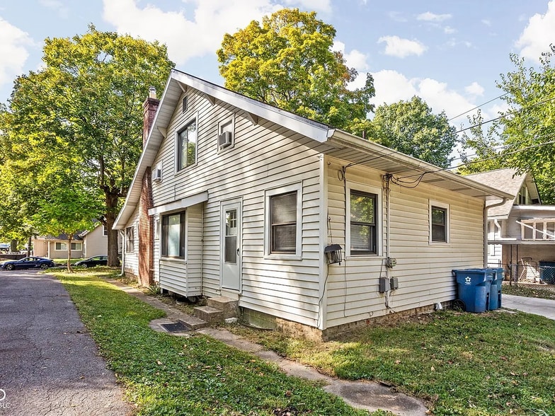 4643 Rookwood Avenue outside back - 4643 Rookwood Ave