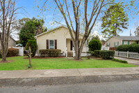 Building Photo - Charming 3 Bedroom