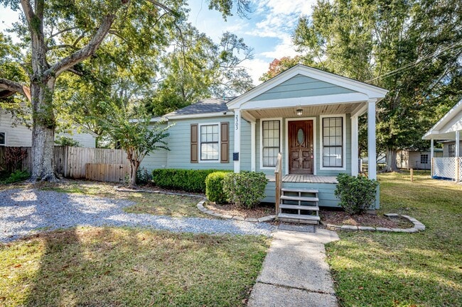 Primary Photo - Adorable Updated Cottage in Pascagoula