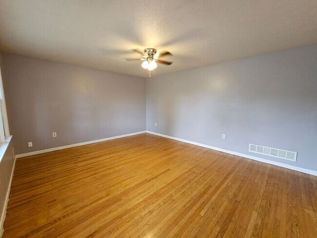 Building Photo - Spacious 3 Bedroom, 1.5 Bath House with Detached Garage