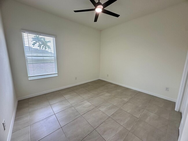 Building Photo - Huge Screened Lanai! Modern & Spacious 4 Bed 2 Bath