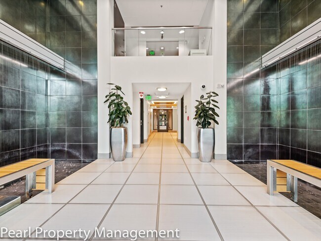 Building Photo - Waterfront Pearl - 1 bed/1.5 bath/den sw corner unit with parking/2 balconies/river view/most uti...