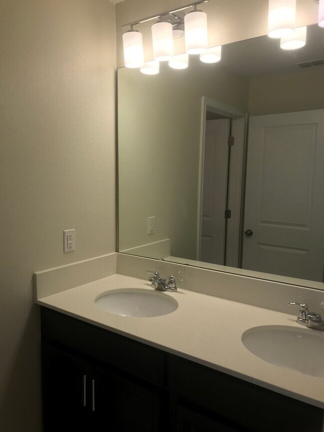 Building Photo - 4 Bedroom Home in Storey Grove Manors