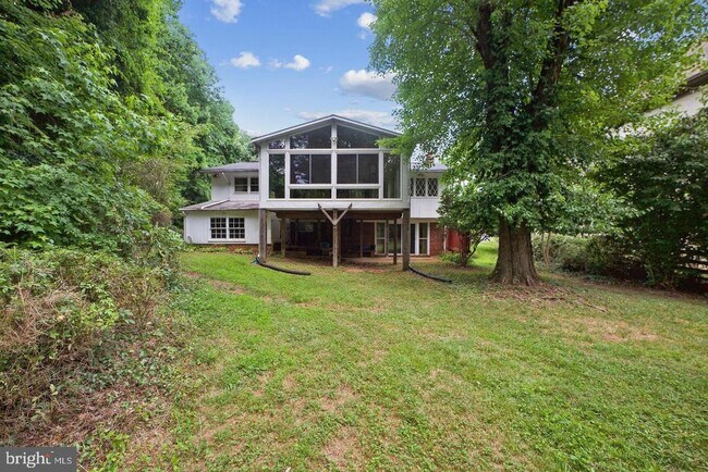 Building Photo - 7009 Capitol View Dr