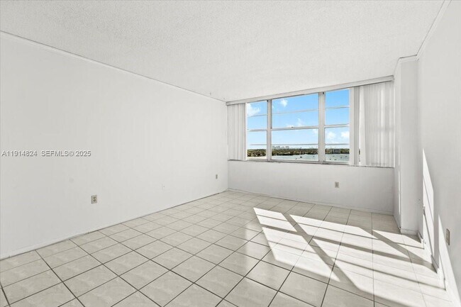 Building Photo - 18011 Biscayne Blvd