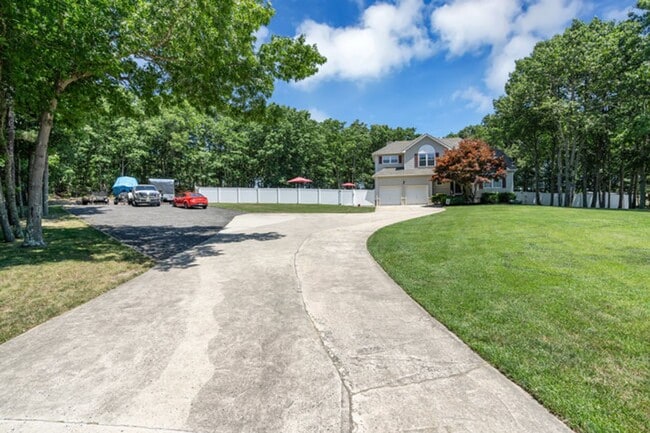 Building Photo - Private Cul-de-Sac Living: 4BR Home with Pool & Geothermal HVAC