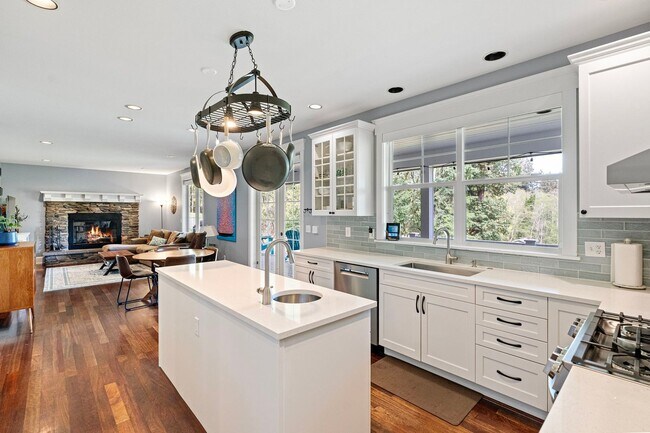 Building Photo - Custom Craftsman Estate on 1.5+ Sun-drenched Acres