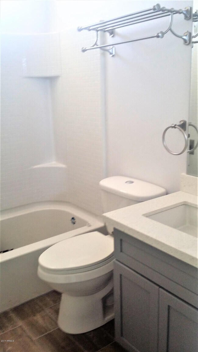 Building Photo - 1341 E Polk St