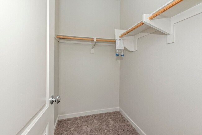 Building Photo - Comfort Meets Coastal Living 4 Bed 2.5 Bath in Oceanside!