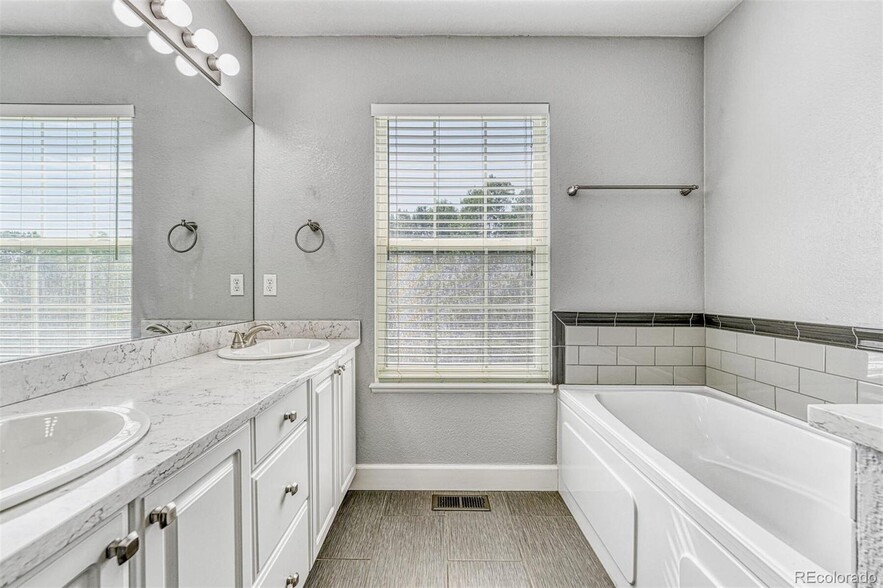 Beautiful 5 piece primary bathroom - 16441 Martingale Dr