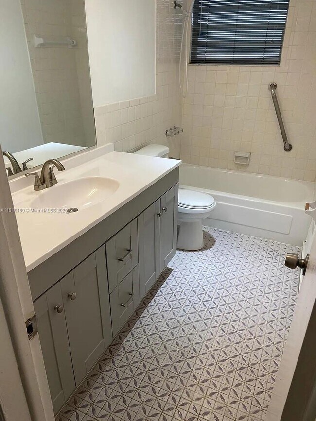 Building Photo - 1333 E Hallandale Beach Blvd