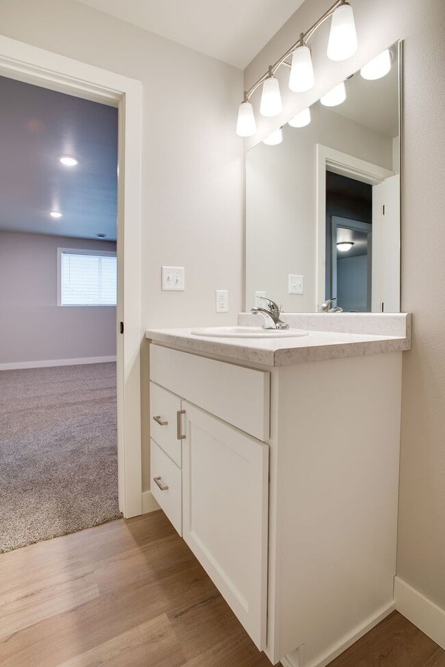 Building Photo - Modern 4-Bedroom Home in Moorhead