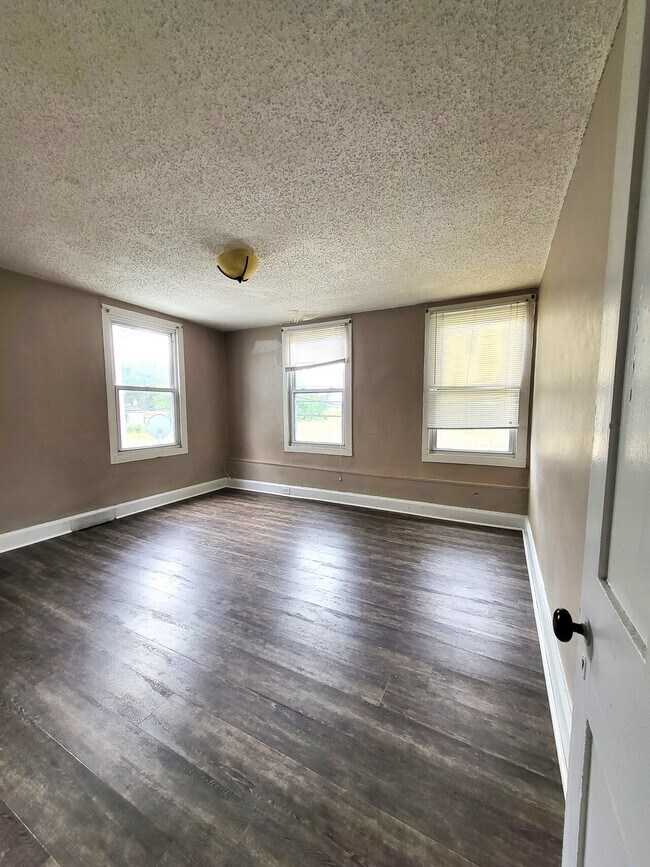 Building Photo - 488 Red Lion Rd