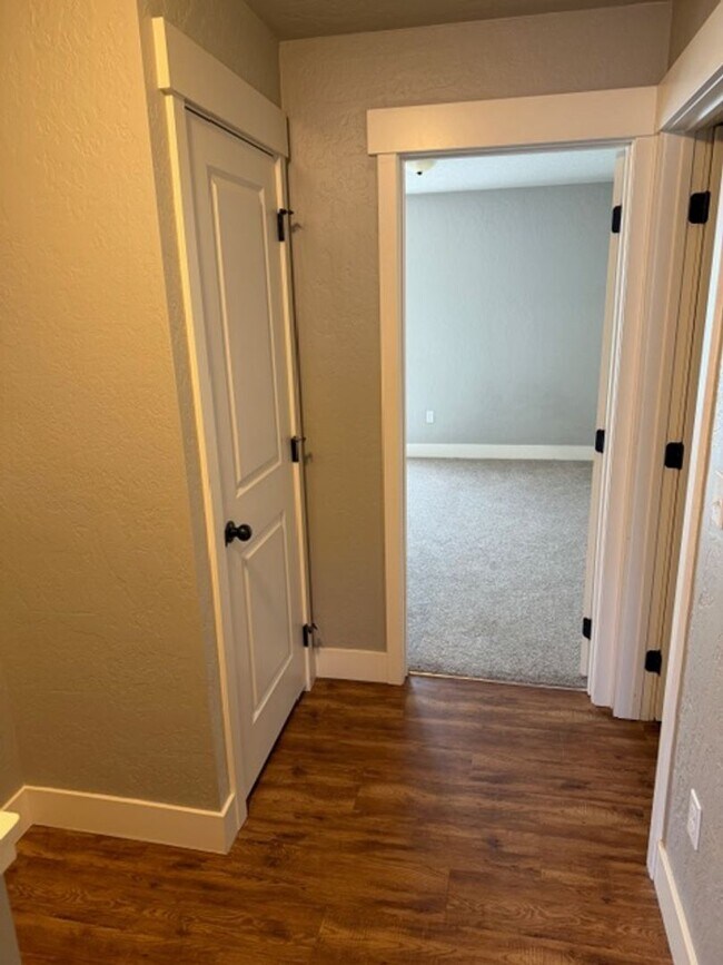 Building Photo - 5 bed/ 4 Bath Townhome in Cheney