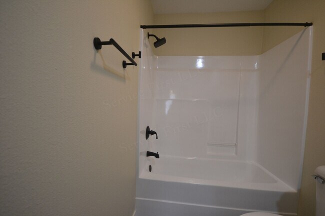 Building Photo - Vine St Duplexes