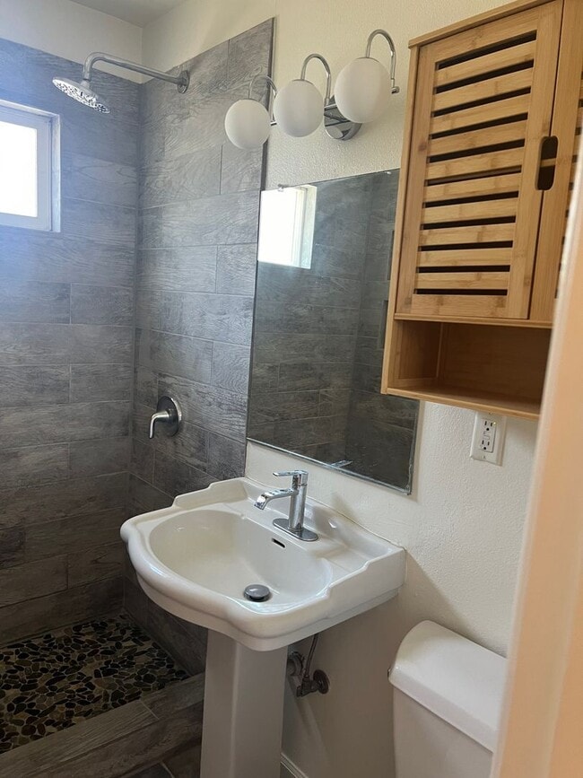 Building Photo - Charming Cottage in North Park!