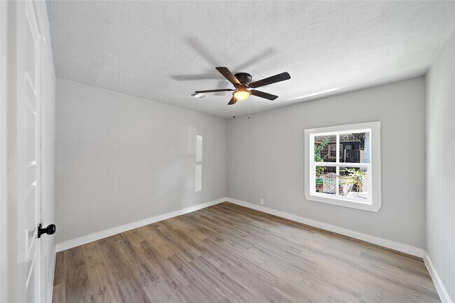 Building Photo - 1004 W Harris Ave