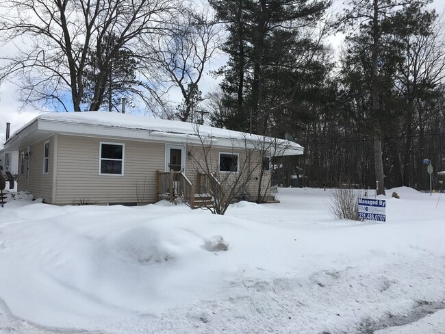 Building Photo - Charming Corner Lot House in Cadillac, Michigan