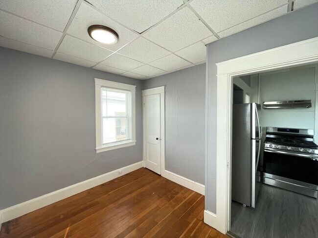 Building Photo - 559 Silver St