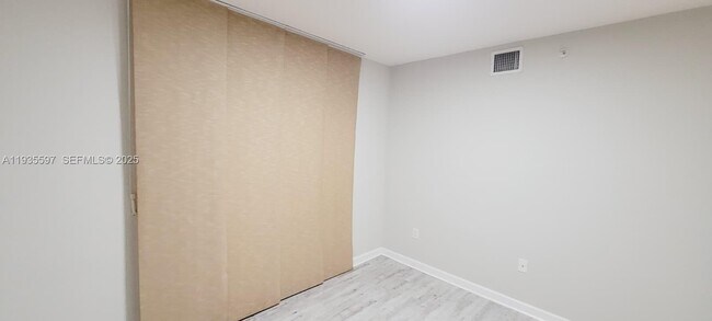 Building Photo - 471 NE 25th St