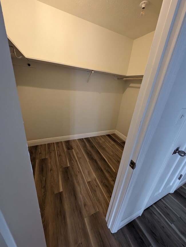 Building Photo - Remodeled and spacious 2 bedrooms with pat...