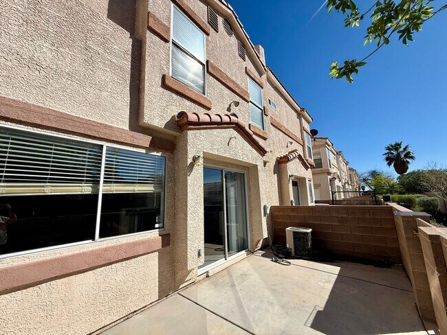 Building Photo - Updated 3-Bedroom Townhome in Gated Community with Pool Access