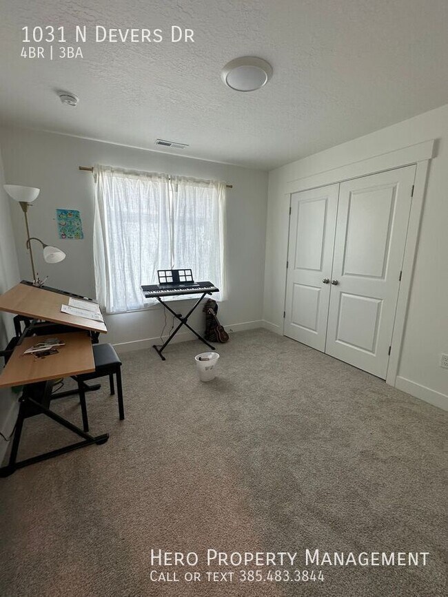 Building Photo - 1031 Devers Dr