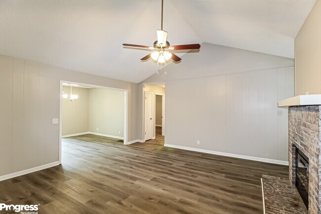 Building Photo - 632 Country Club Dr