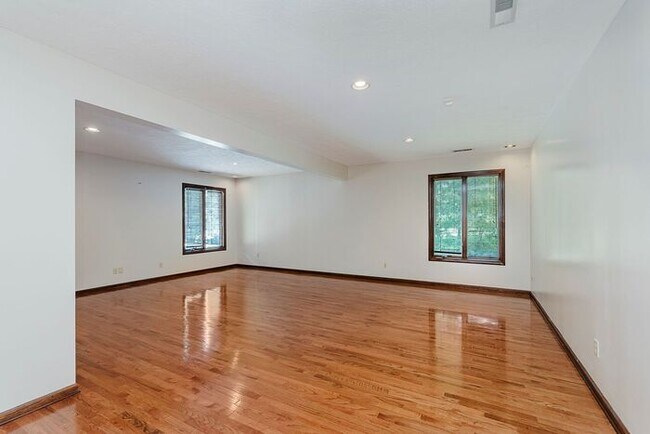 Building Photo - Large Executive Home in Carmel Schools