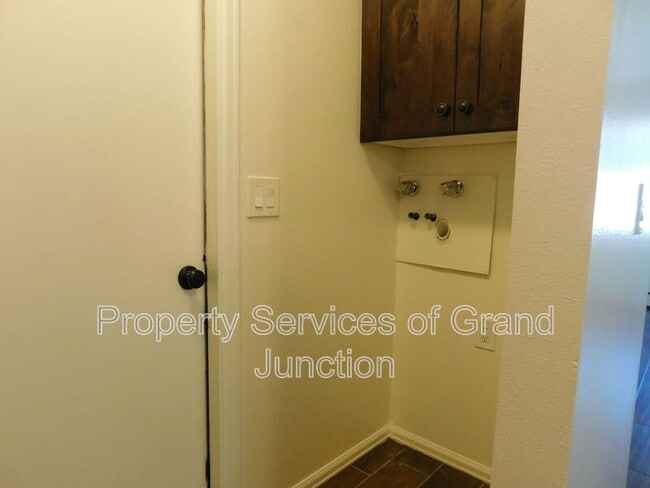 Building Photo - 3045 1/2 Stoneybrook Lane