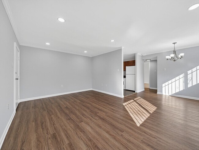 Building Photo - FOR RENT 3111 NYLOR RD SE APT 104