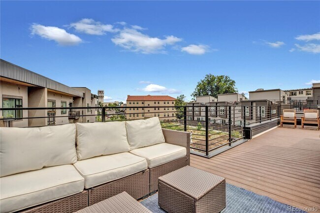 Building Photo - Spacious 3-Bed Townhouse with Finished Basement in Denver's Heart