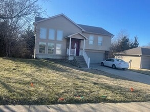 Building Photo - Split Level Three Bedroom 2.5 Bath with Tw...
