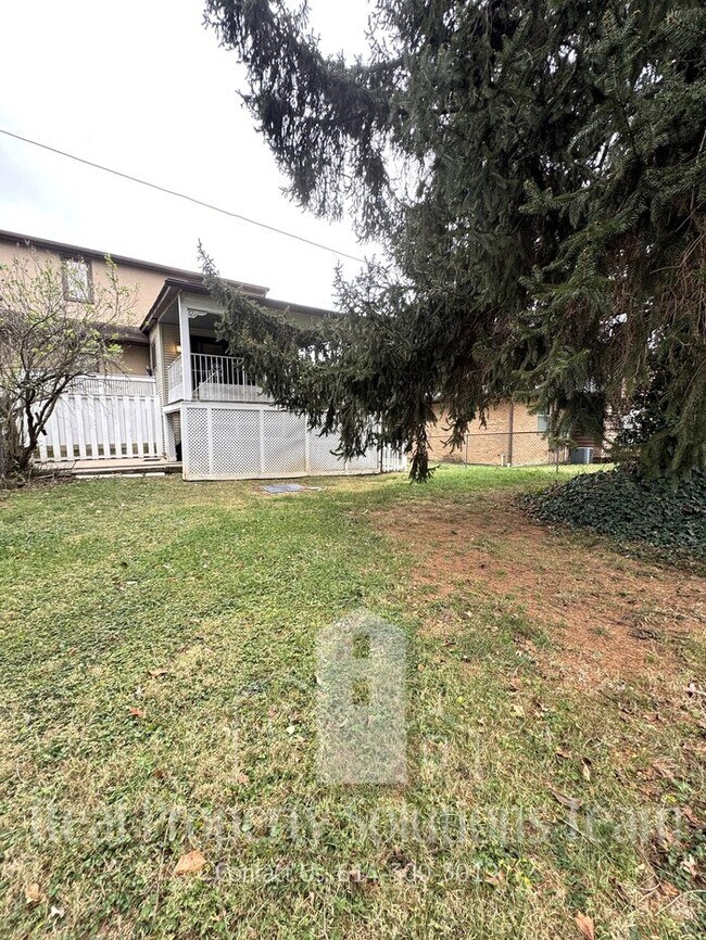 Building Photo - 2 bedroom home w/ fenced backyard