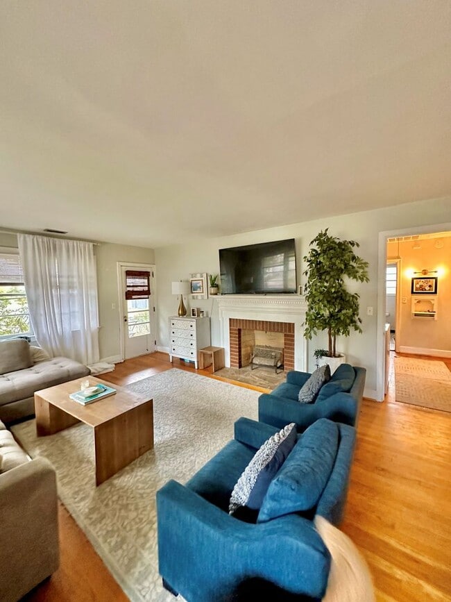 Building Photo - 2 Bedroom | 1 Bathroom Home – Downtown Cha...