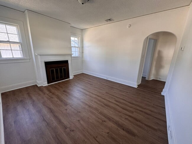 Building Photo - Spacious 2bed/1bath