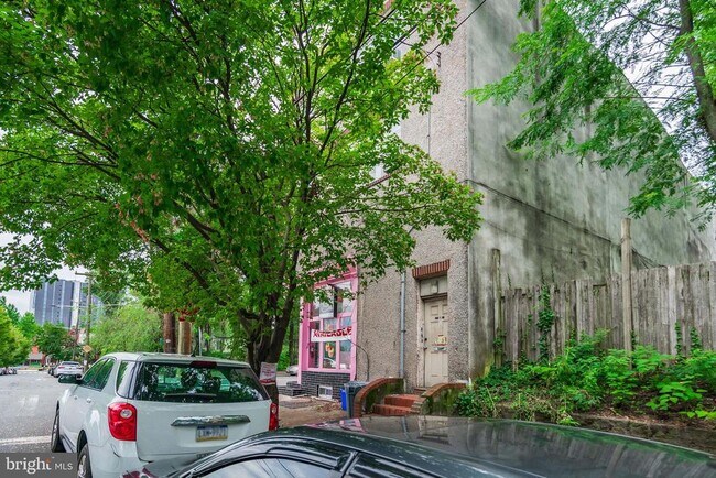 Building Photo - 400 N 32nd St
