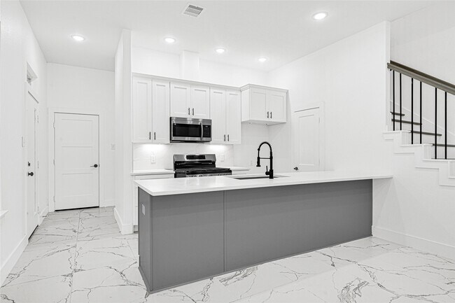 Building Photo - 9316 Waller St