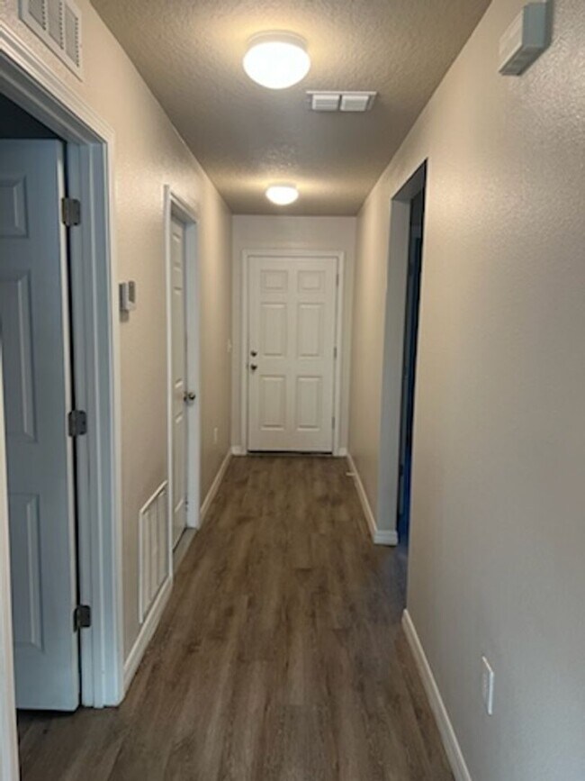 Building Photo - Beautiful 2 Bedroom 2 Bath Duplex Located ...